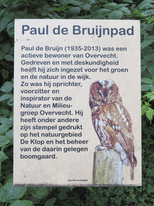 908167 Afbeelding van het bordje 'Paul de Bruijnpad', bij Fort de Klop te Utrecht, met een foto van een uil, gemaakt ...